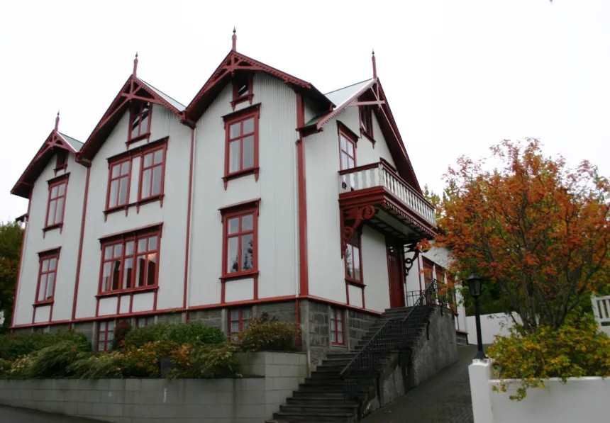 Statens representasjonsbolig i Reykjavik - tidligere bolig til Hans Ellefsen på Solbakki hvalstasjon